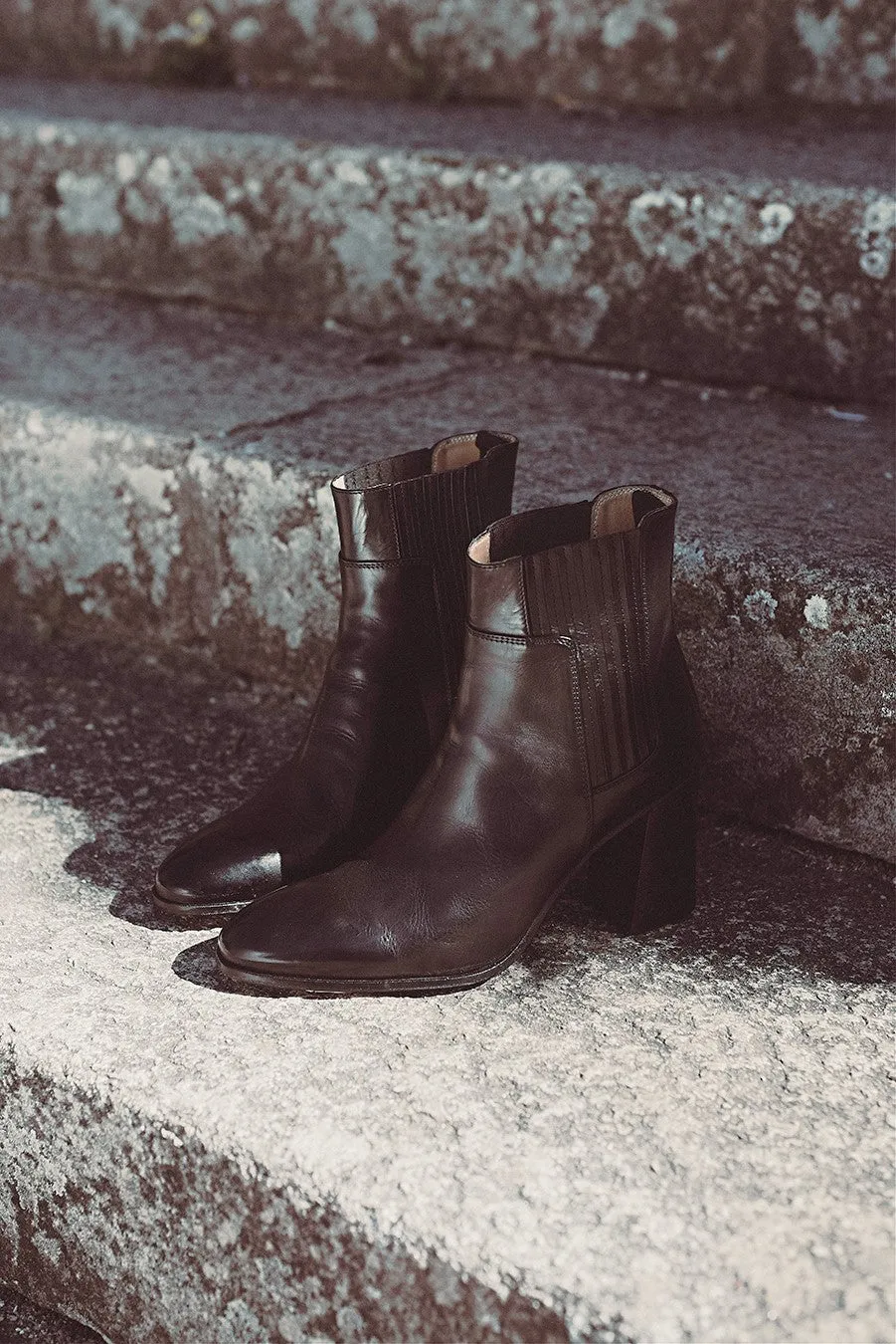 GILL 86016 <br>Black chelsea boots